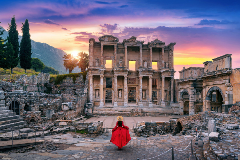 Celsus-Bibliothek in Ephesos bei Sonnenuntergang nahe Kusadasi – kulturelles Highlight für einen Türkei Urlaub 2026/2027