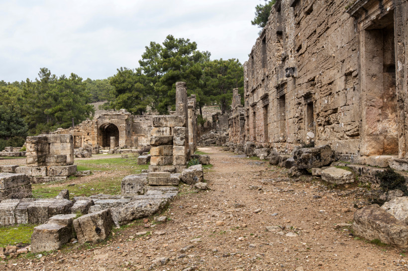Antike Ruinen von Seleukia bei Side mit gut erhaltenen Steinmauern und Wegen inmitten der Natur im Taurusgebirge