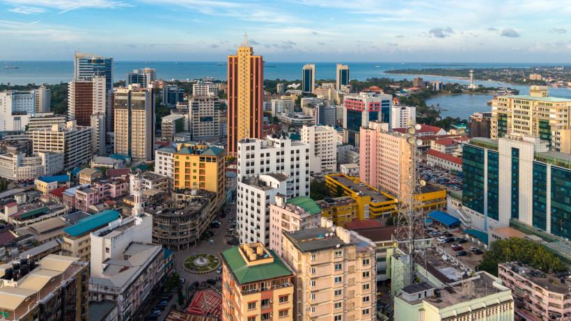 Skyline von Dar es Salaam mit Hochhäusern und Küstenlinie am Indischen Ozean