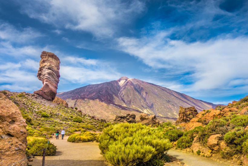 Blick auf den Teide mit den Felsformationen Roques de García im Nationalpark auf Teneriffa