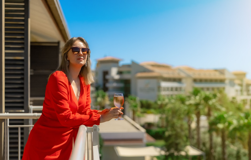 Urlauberin genießt ein Glas Wein auf dem Hotelbalkon in Side – ruhiger Paarurlaub mit Erholung und Komfort