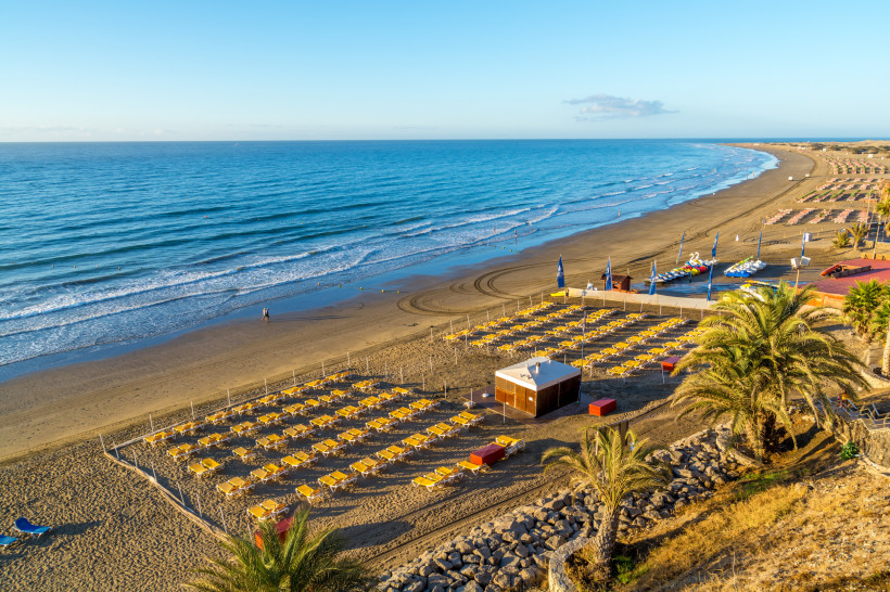 Strand Playa del Inglés mit Liegenreihen, Sonnenschirmen und Blick auf das Meer