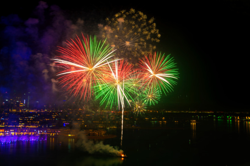Nationalfeiertag VAE  Während der Feierlichkeiten zum Nationalfeiertag der Vereinigten Arabischen Emirate wehen Feuerwerke in den Farben der Flagge der Vereinigten Arabischen Emirate über der Dubai Palm Jumeirah.