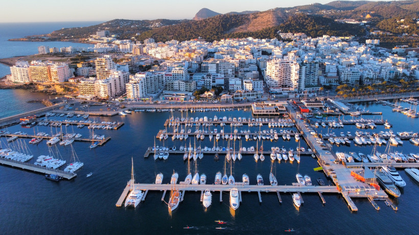 Luftaufnahme des Hafens von Sant Antoni mit Marina, Segelbooten und Uferbebauung
