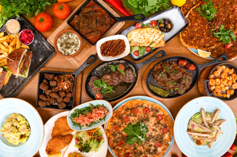 Vielfalt der türkischen Küche in Belek: Von Grillgerichten bis Lahmacun Große Auswahl türkischer und mediterraner Gerichte wie Lahmacun, Fleischspezialitäten, Salate und Meze – kulinarische Highlights der Region Belek.