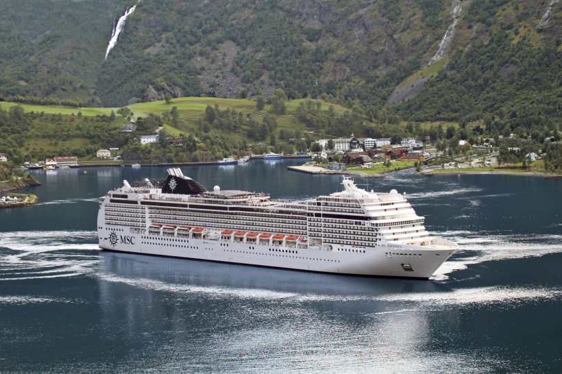 MSC Magnifica im Fjord von Flåm, Luftaufnahme Kreuzfahrtschiff MSC Magnifica im Fjord bei Flåm, Luftaufnahme mit grünen Berghängen und Uferbebauung