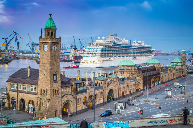 Hamburg: Start einer Kreuzfahrt im Hafen an den Landungsbrücken Kreuzfahrtschiff im Hamburger Hafen am Landungsbrücken-Gebäude