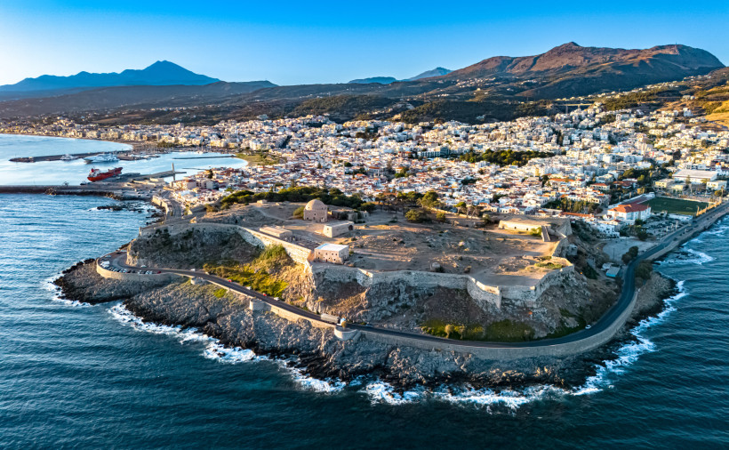 Rethymno Fortezza – Festungsanlage an der Küste, Blick über Rethymno Luftaufnahme der Festung Fortezza in Rethymno an der Küste mit Stadt und Bergen im Hintergrund