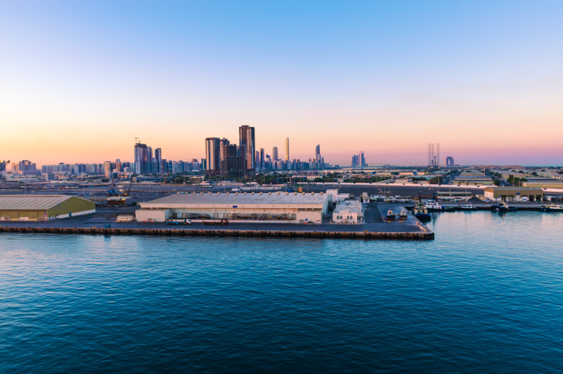 Kreuzfahrthafen Abu Dhabi mit Hafenanlagen und Skyline im Hintergrund bei Sonnenuntergang