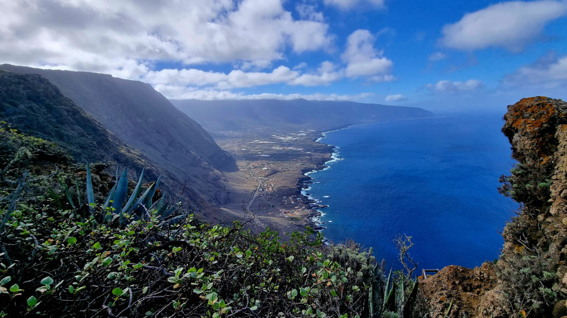 Blick vom Mirador Hierro Norte auf die Küste und das Tal mit Feldern auf El Hierro