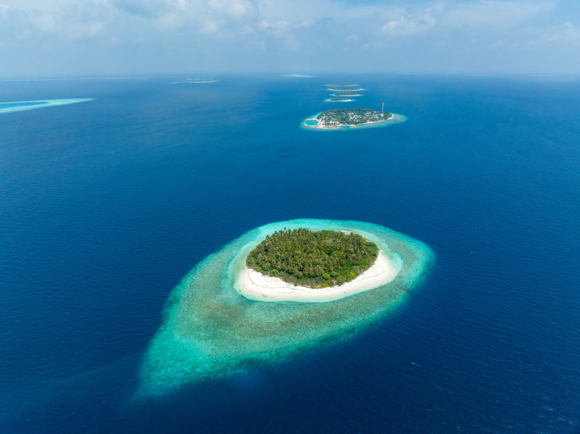 Baa-Atoll, Malediven Luftaufnahme einer tropischen Insel im Baa-Atoll, Malediven