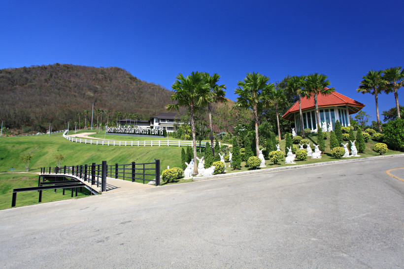 Königliches Landwirtschaftsprojekt mit Gartenanlage und Palmen bei Hua Hin in Zentralthailand