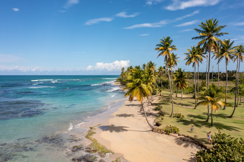 Dominikanische Republik - Miches Unberührter Strand mit Palmen und türkisblauem Wasser in Miches, Dominikanische Republik – ein echter Geheimtipp