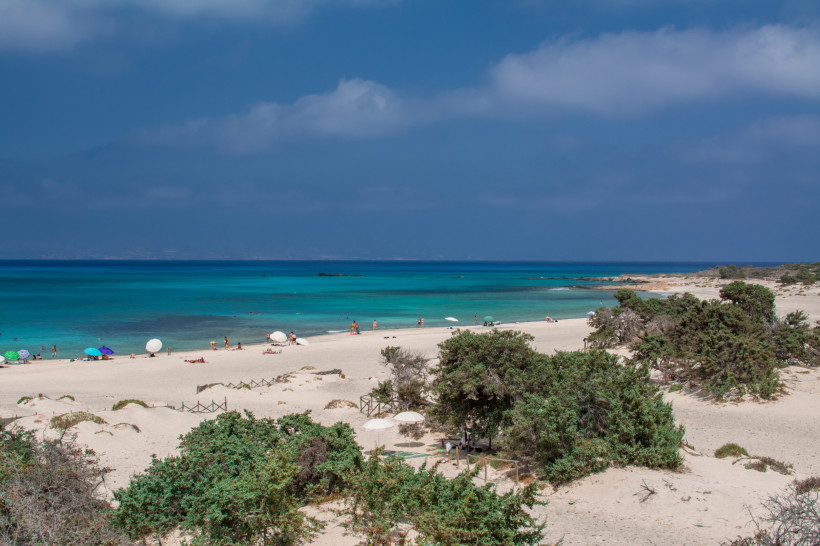 Sandstrand mit Dünenvegetation und türkisfarbenem Meer auf der Insel Chrissi