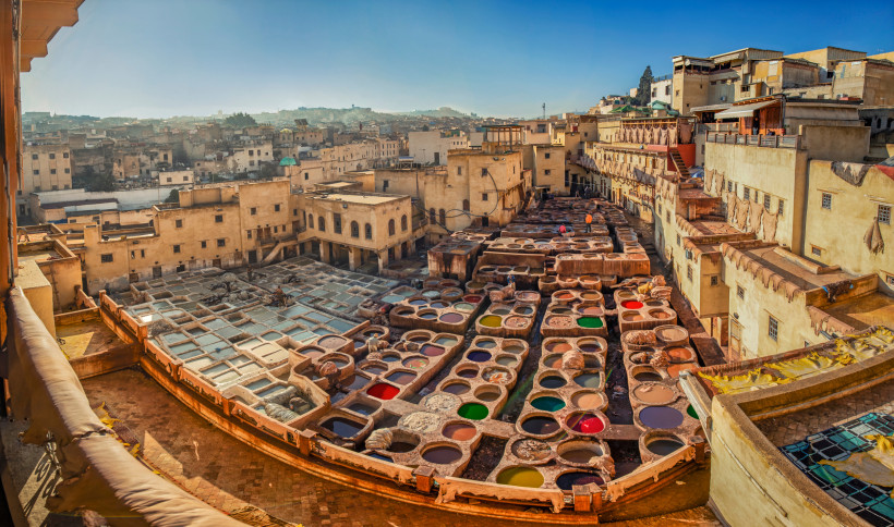 Traditionelle Gerbereien in der Medina von Fès – Marokko Bunte Färbebottiche in den traditionellen Gerbereien der Medina von Fès, Marokko – UNESCO-Weltkulturerbe und beliebte Sehenswürdigkeit.