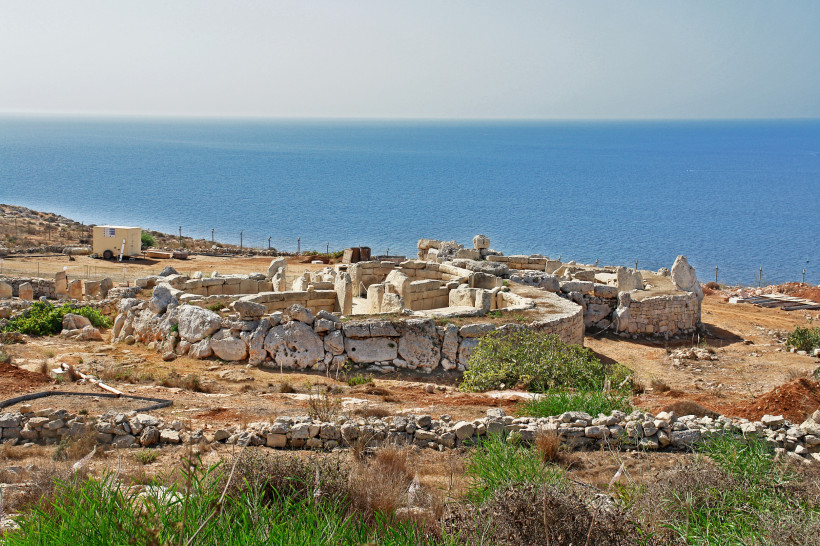 Mnajdra Tempel Malta – prähistorische Tempelanlage mit Meerblick Mnajdra Tempel auf Malta mit Blick auf das Mittelmeer, eine der ältesten freistehenden Tempelanlagen der Welt
