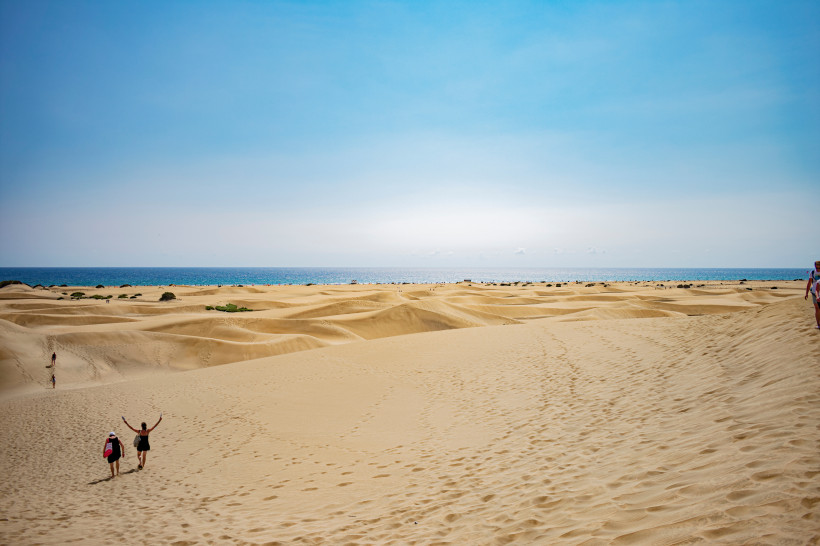 Sanddünen in Maspalomas mit Blick auf den Atlantik unter blauem Himmel