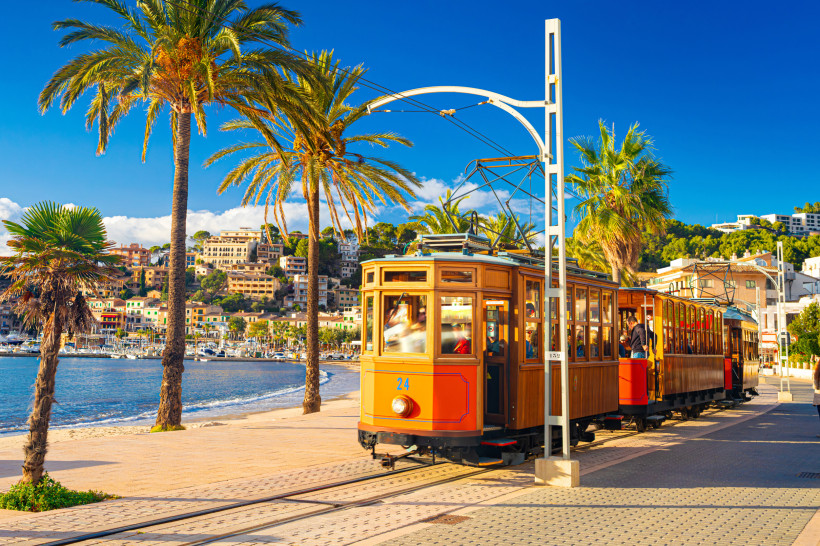 Historische Straßenbahn im Port de Sóller an der Uferpromenade, Mallorca