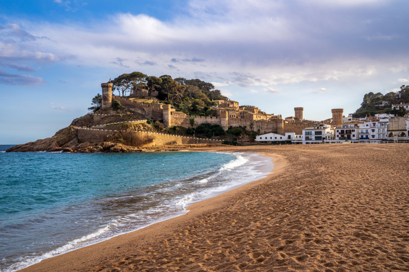 Sandstrand Platja Gran in Tossa de Mar mit Stadtmauer und Burganlage am Küstenhang, Costa Brava, Spanien