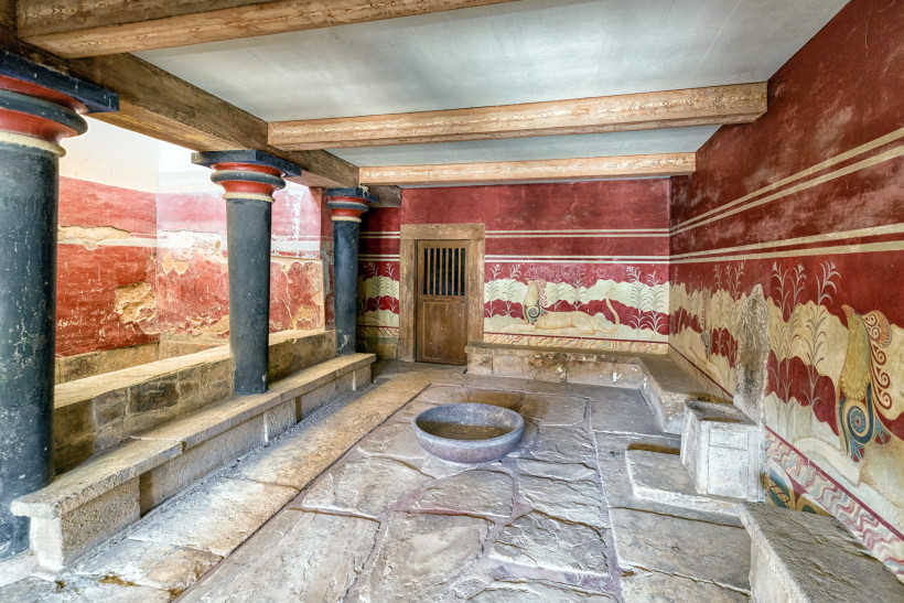 Palast von Knossos: Raum mit Säulen und minoischen Wandmalereien Innenraum des Palasts von Knossos mit Säulen, Wandmalereien und Steinboden