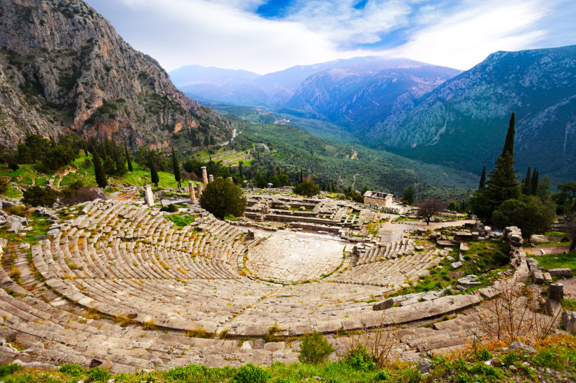 Griechenland - Delphi Antikes Theater von Delphi in Griechenland mit Blick auf das Tal und die umliegenden Berge