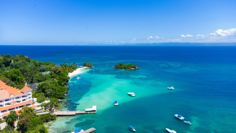 Dominikanische Republik - Samaná Traumhafte Küste mit türkisfarbenem Wasser, weißen Stränden und Booten vor der Halbinsel Samaná