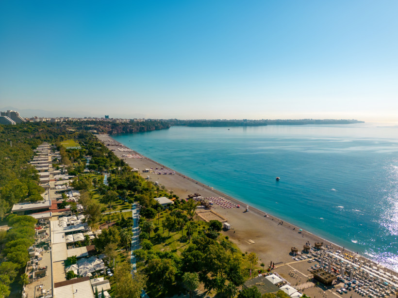 Konyaalti Strand Antalya – Langer Kiesstrand mit Promenade und Meerblick Panoramablick auf den Konyaaltı Strand in Antalya mit Strandpromenade, Hotels und weitem Blick auf das Mittelmeer