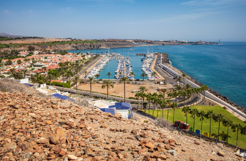 Yachthafen von Pasito Blanco mit Liegeplätzen, Palmen und Küstenlinie