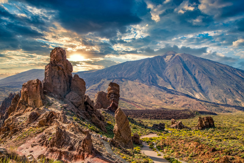 Teide Nationalpark bei Sonnenuntergang – spektakuläre Felsformationen und Bergpanorama Sonnenuntergang über dem Teide Nationalpark auf Teneriffa mit beeindruckenden Felsformationen und weitem Vulkanpanorama.