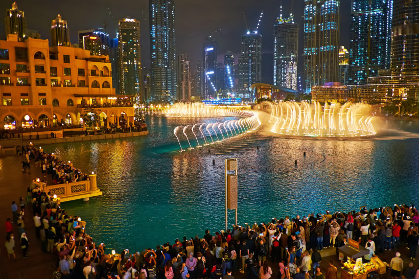 Dubai, UAE Menschenmenge am Dubai Fountain, die sich die Show ansieht