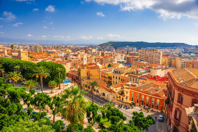 Blick über die Altstadt von Cagliari auf Sardinien mit bunten Häusern, Palmen und mediterraner Atmosphäre – Sehenswürdigkeit und Highlight im Süden der Insel