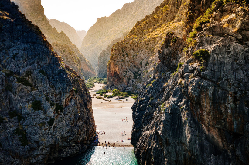Sa Calobra , Mallorca Schlucht Torrent de Pareis auf Mallorca mit kleinem Strand zwischen hohen Felswänden und Badegästen