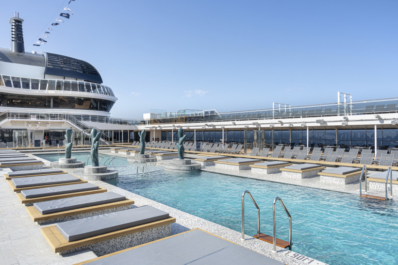 MSC Euribia – Atmosphere Pool an Deck Atmosphere Pool auf der MSC Euribia mit Wasserbecken, Liegen und Skulpturen an Deck
