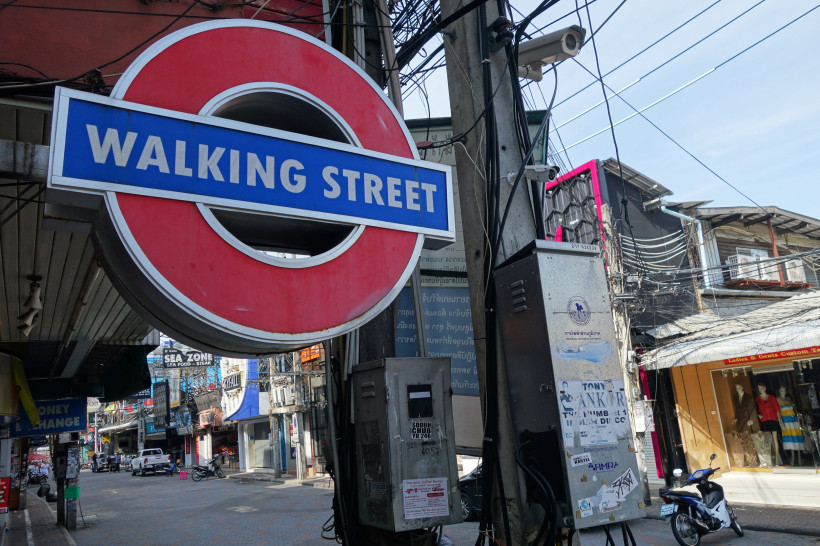 Eingangsschild der Walking Street in Pattaya bei Tageslicht Walking Street Eingangsschild in Pattaya bei Tag mit ruhiger Straßenszene im Hintergrund