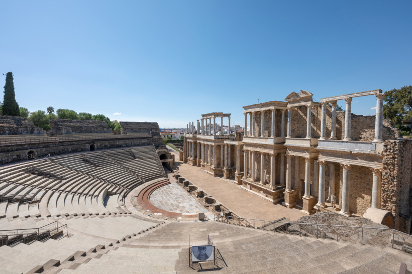 Römisches Theater in Mérida mit Sitzreihen und Bühnenfassade mit Säulen