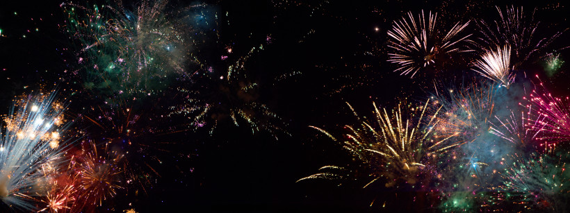 Ras al Khaimah, Neujahr Farbenfrohes Feuerwerk am Nachthimmel mit funkelnden Lichtern und Rauch