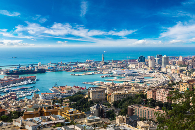 Blick über den Hafen von Genua mit Kreuzfahrtschiff und Containerterminals am Mittelmeer