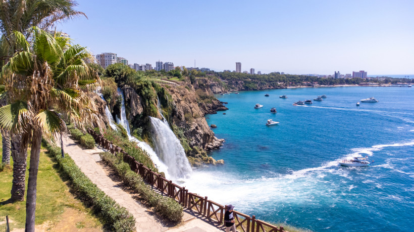 Unterer Düden-Wasserfall – Wasserfall direkt am Mittelmeer in Antalya Unterer Düden-Wasserfall in Antalya mit Blick auf das Mittelmeer, Felsküste, Palmen und Boote – einzigartiger Wasserfall, der direkt ins Meer mündet