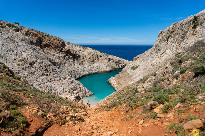 Seitan Limania abgelegener Sandstrand in einer felsigen Bucht mit kristallklarem Wasser