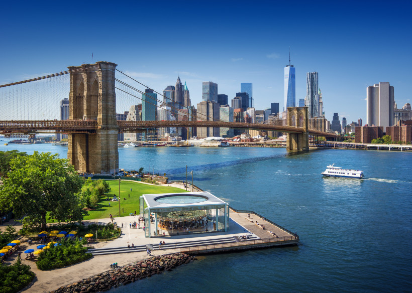 Brooklyn Bridge über dem East River mit Skyline von Manhattan in New York