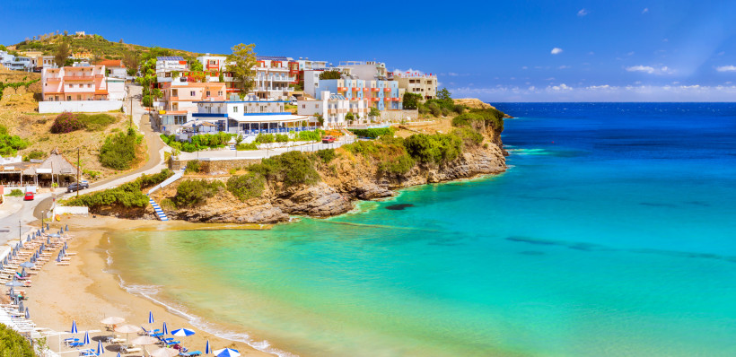 Küstenort Bali auf Kreta mit Häusern auf einer Klippe über einer türkisfarbenen Bucht