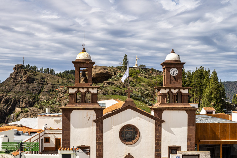 Iglesia de San Matías in Artenara – Kirche mit Panoramablick über Gran Canarias Bergwelt Iglesia de San Matías in Artenara auf Gran Canaria mit Blick auf Hügel und Christusstatue.