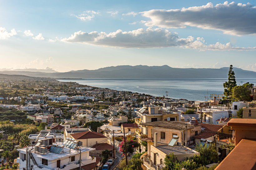Ano Platanias: Ortsansicht mit Küste, Meer und Bergen Blick von Ano Platanias über die Dächer des Ortes zur Küste und zum Meer mit Bergen im Hintergrund