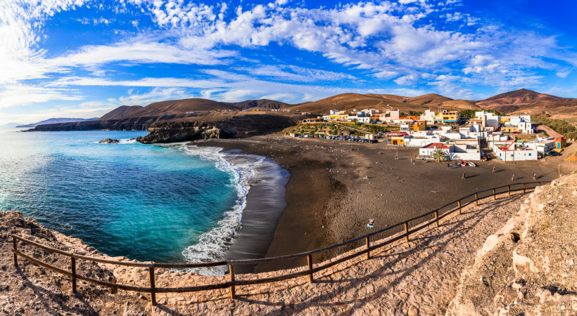 Ajuy – Schwarzer Strand und Fischeridylle an der Westküste Ajuy auf Fuerteventura mit schwarzem Strand, türkisfarbenem Meer und traditionellem Fischerdorf an der Westküste
