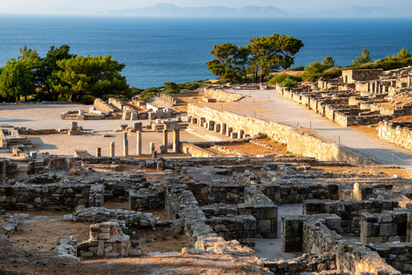 Archäologische Stätte von Kamiros auf Rhodos mit antiken Ruinen, Säulen und Meerblick