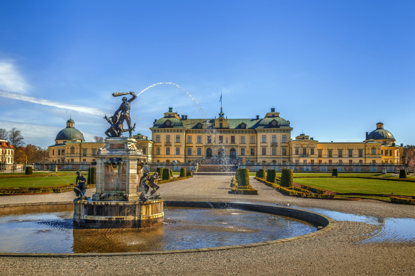 Schloss Drottningholm, Stockholm Schloss Drottningholm in Stockholm mit Brunnen und Schlossgarten