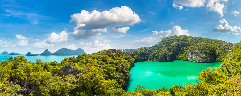 Emerald Lake im Ang Thong Marine Park – Naturwunder bei Koh Samui Panoramaaufnahme des smaragdgrünen Emerald Lake im Ang Thong National Marine Park nahe Koh Samui, umgeben von üppigem Dschungel und Kalksteinfelsen.