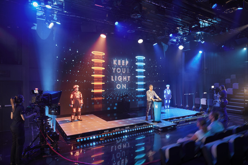 Studio X an Bord der AIDAnova mit Bühne, Kameratechnik und LED-Lichtshow