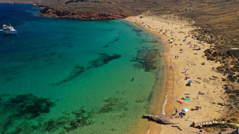 Mykonos - Agios Sostis Beach Agios Sostis Beach auf Mykonos mit goldenem Sandstrand, türkisfarbenem Wasser und entspannter, naturbelassener Atmosphäre
