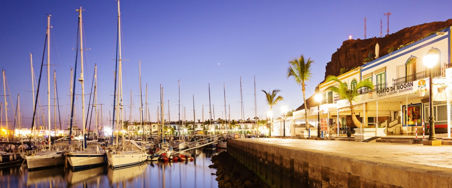 Gran Canaria kleiner Hafen, am Abend, Boote, Promenade, Cafe´s